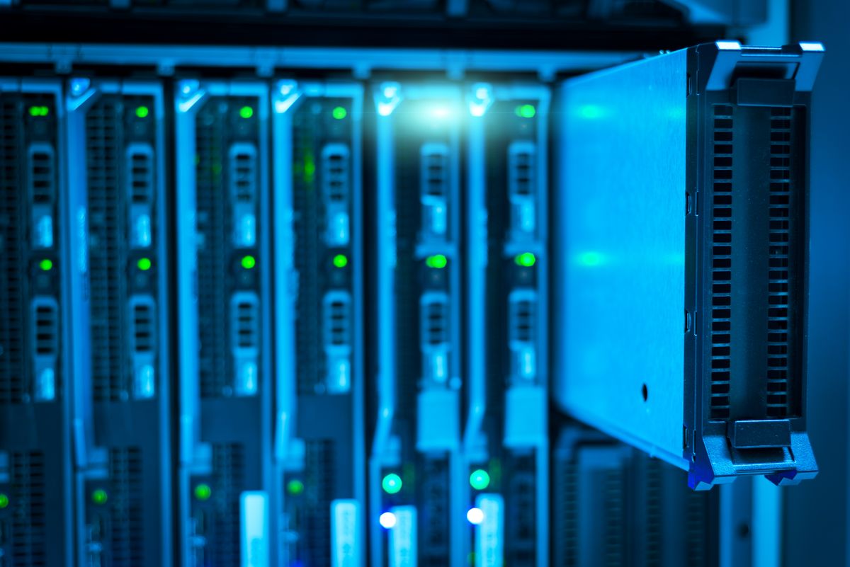 Rack de servidores iluminado em data center, representando a integracao entre sistema de viagens e ERP