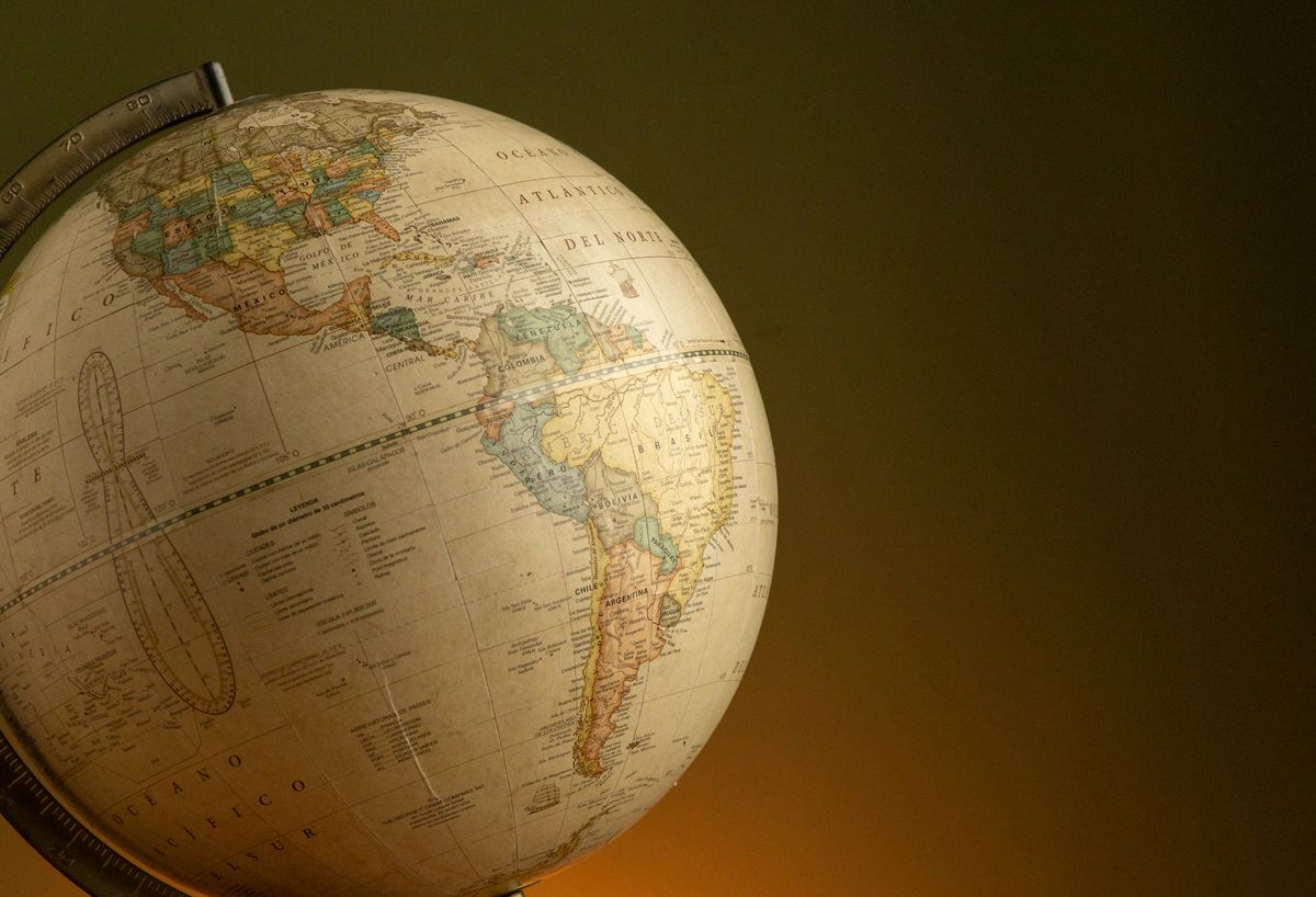 Globo terrestre mostrando o Brasil e a America do Sul, representando um programa global de viagens